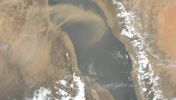 Houthis Threaten Bab el-Mandeb Strait in Major Global Shipping Crisis